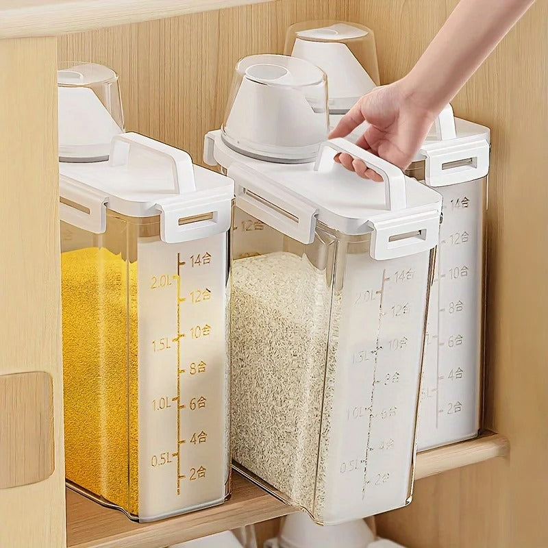 2.5L sealed storage container, portable food storage box with lid, suitable for storing grains, flour, and rice in the kitchen, 1 piece.