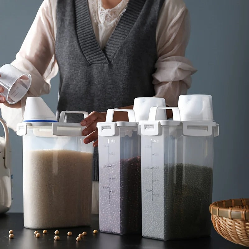 2.5L sealed storage container, portable food storage box with lid, suitable for storing grains, flour, and rice in the kitchen, 1 piece.